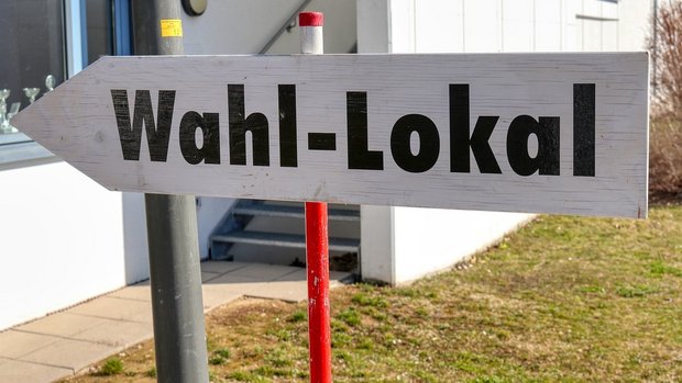 Schild in Pfeilform mit Aufschrift "Wahl-Lokal"