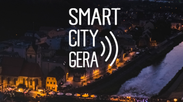 Logo der Smart City Gera, im Hintergrund ein Luftbild der Stadt..