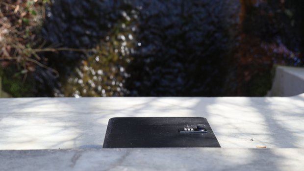 Man sieht einen schwarzen Sensor. Dieser dient der Erhebung des Gewässerstandes.