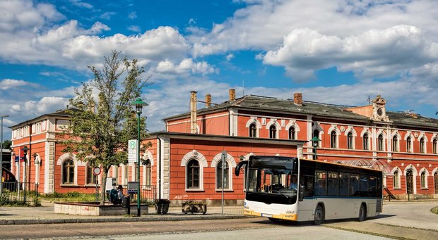 Ein Bus fährt ab vom Bahnhof Lobau.