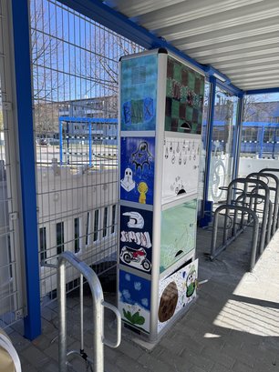 Foto der von Kindern und Jugendlichen künstlerisch gestalteten Säule