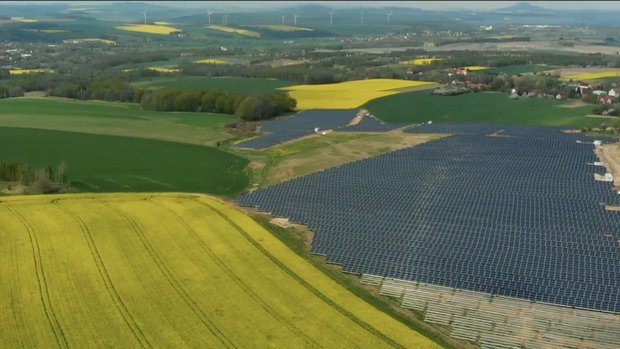 Luftbildaufnahme Solarpark und Felder