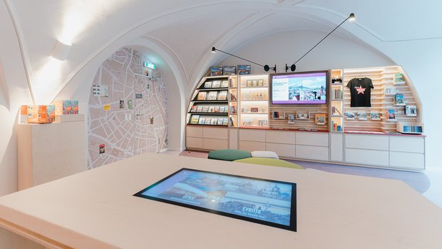 Innenraum Tourismusinformationsstelle Görlitz, Blick auf Screens inkl. Touchscreen
