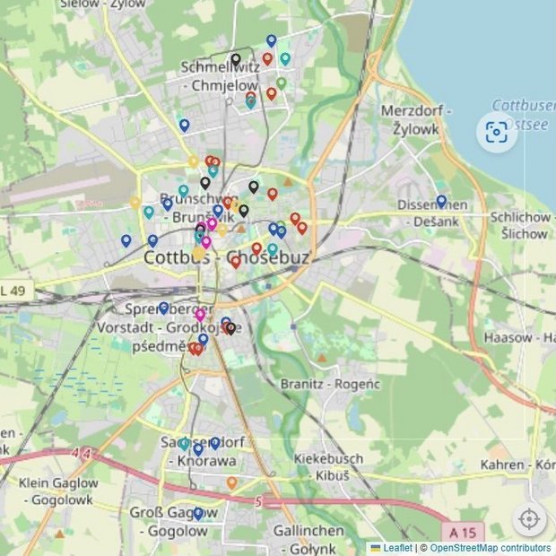 Karte der Stadt Cottbus mit Markierungen der städtischen Gebäude, die an das Energiemonitoring angeschlossen sind.