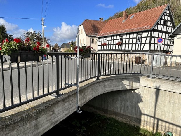Das Bild zeigt den Pegelstand der Wipse Brücke in Gera