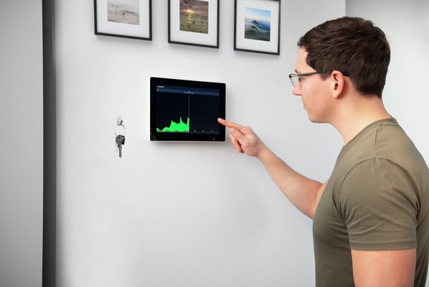 Das Bild zeigt eine Person bei der Bedienung des Smart Meters.