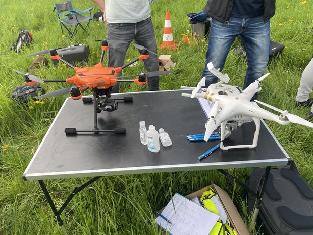Das Bild zeigt Drohnen, die zu einem Testflug starten