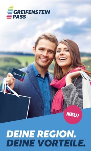 Lächelndes Paar mit Einkaufstaschen hält eine Karte mit der Aufschrift ‚Greifenstein Pass‘. Daneben steht ‚Neu!‘ sowie der Slogan: ‚Deine Region. Deine Vorteile