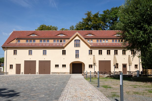 Ansicht eines Rennpferdstalls - umgenutzt als Coworking-Space