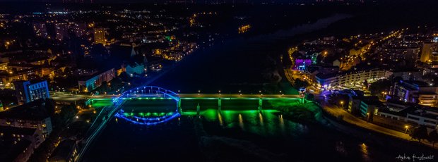 Das Bild zeigt die Doppelstadt im Dunkeln und die Verbindung der Brücke.