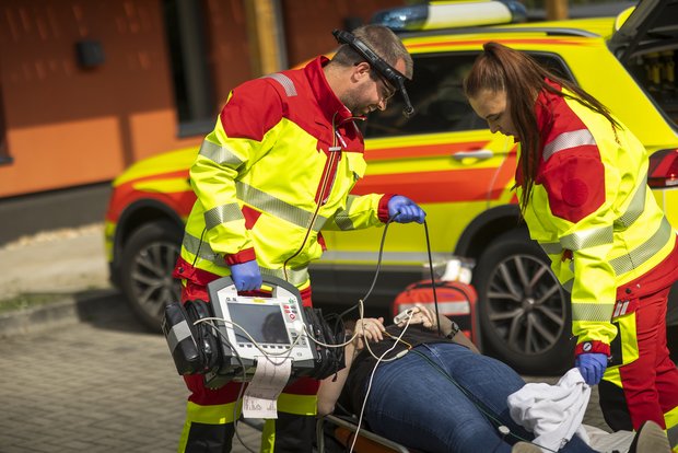 Das Bild zeigt einen modellhaften Rettungseinsatz.