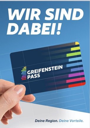 Hand hält eine Kundenkarte mit der Aufschrift ‚Greifenstein Pass‘. Darüber steht in großen Buchstaben: ‚Wir sind dabei!‘. Unten der Slogan: ‚Deine Region. Deine Vorteile.‘