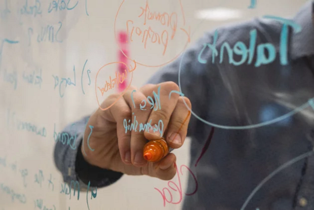 Person schreibt auf transparentem Board, Notizen, Mind-Map, agiles Arbeiten © unsplash