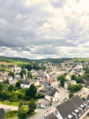 Vogelsperspektive auf die Stadt Thalheim im Erzgebirge mit Blick auf den Kirchturm.