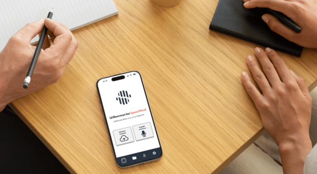 Man sieht ein Handy mit der geöffneten Speechmind App