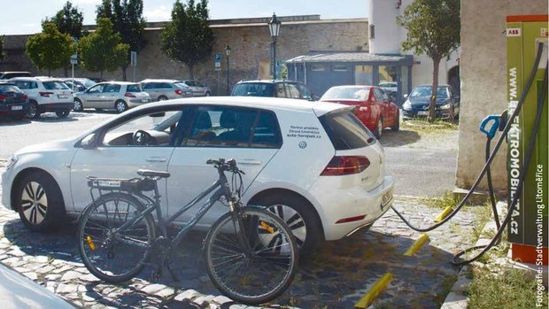 E-Auto der Stadtverwaltung an Ladestation