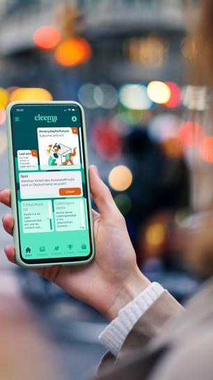 Hand, die Smartphone hält, auf dem die Cleema zu sehen ist
